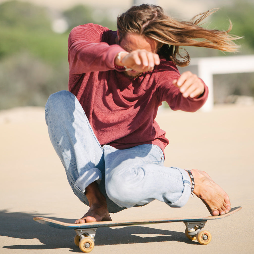 Langlebiges Frottee Sweatshirt hält auch Skatesessions aus und belastet dabei nicht die Umwelt beim Waschen, da er ohne Plastik hergestellt wird. Person beim skaten  